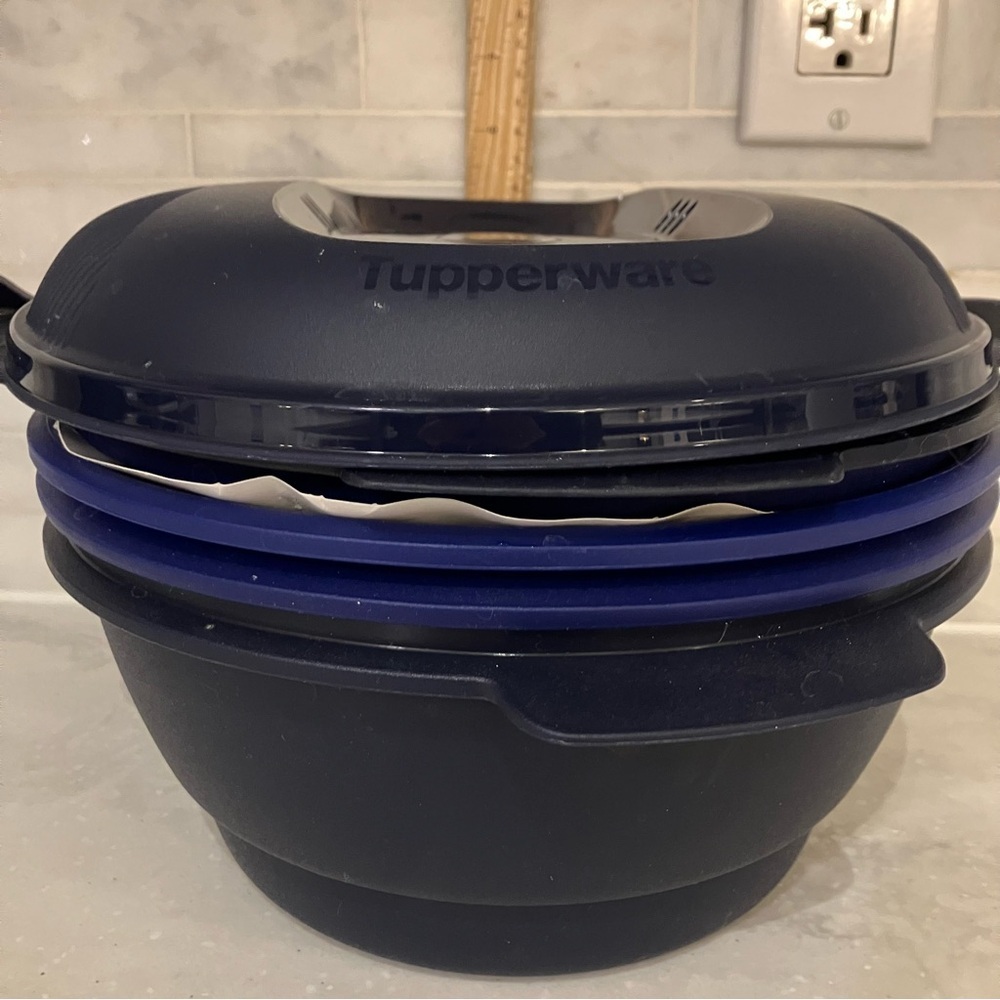 Tupperware dark blue 5 piece set. Urban microwave steamer / bowl / lids. EUC!